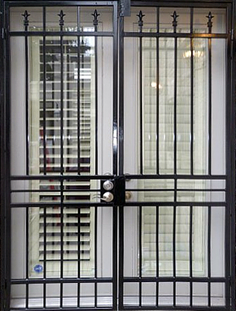 Решётчатая дверь ЛД-142 двустворчатая с декоративными элементами
